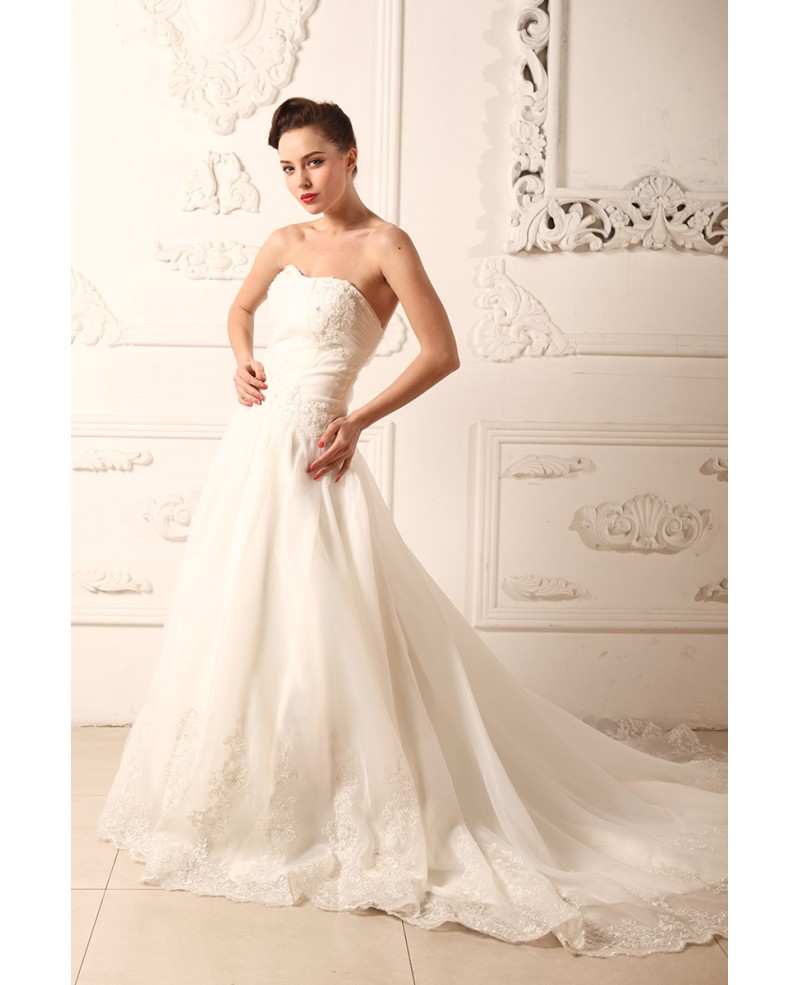 A-line Sweetheart Chapel Train Tulle Wedding Dress With Appliques Lace